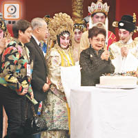 梅雪詩（中）與陳寶珠（右一）在演出後為白雪仙（右二）慶祝88歲生日，令師傅笑逐顏開。