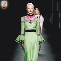 Gucci<br>連身裙胸上飾有閃石，並在手袖及裙襬飾有ruffles，充滿古典美。