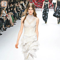 Shiatzy Chen<br>白色連身裙重點落在一層層的ruffles裝飾，極富華麗感。