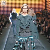 Fendi <br>條子紋設計的上衣，下身配襯流蘇設計的條子紋，形成一格格的效果，充滿動感。