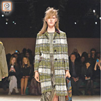 Burberry<br>一件格仔長褸配條子裙，輕易穿出今季風「格」。