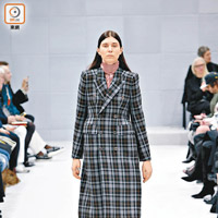 Balenciaga Coatdress<br>布滿格仔元素，充滿視覺效果。