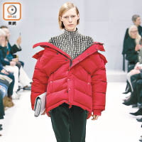 Balenciaga<br>紅色羽絨外套配樽領衫，並以露肩着法演繹，使整體多了一份摩登帥氣味道。