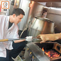 Ian特地學習香港地道菜式燒乳豬。