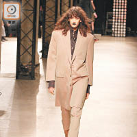 Vivienne Westwood<br>肩線突出的箱形大衣，剪裁利落，風格硬朗，令女生看來英氣十足。
