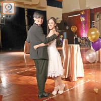 Venus和馬志威在中學上演畢業舞會的浪漫情節。
