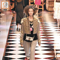 Dolce & Gabbana<br>鏈帶小手袋綴滿水晶寶石花，恍如寶石箱般精緻。