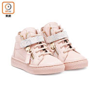 粉紅色童鞋綴以bling bling水晶，可愛又不失華麗本色。