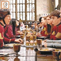 「妙麗」與「哈利仔」於牛津大學的食堂拍攝。