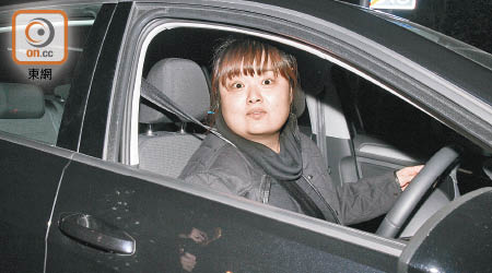 陳嘉佳落車買個包就被鎖車，交低320蚊罰款才獲放行。