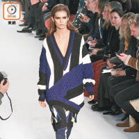 V領毛衣配輕盈的圖案半截裙是新作的標誌性造型之一，避開剛柔兩極化。
