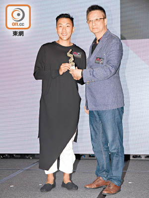 劉浩龍的MV得獎，令他喜上眉梢。