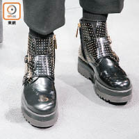 窩釘Ankle Boots富搖滾風格。