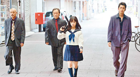 橋本首次擔正便演出經典黑幫學生妹，拒與前輩比較。