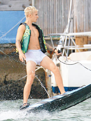 Justin着白底玩滑水，濕身後雄風乍現！（東方IC圖片）