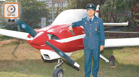 鄧梓峰考獲小型飛機牌，現時仍有維持定期飛行。