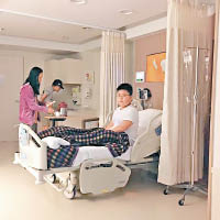 小娟為兒子轉往私家醫院並接受手術。