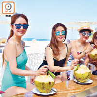 張寶華（左起）、翁嘉穗及女友人到峇里度假玩水。