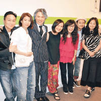 張智霖（左起）、袁詠儀、黃子華、陳法拉、米雪與蔡一智夫婦在後台合照。