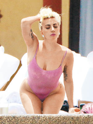 Lady GaGa穿性感泳裝搔首弄姿，認真風騷！（東方IC圖片）
