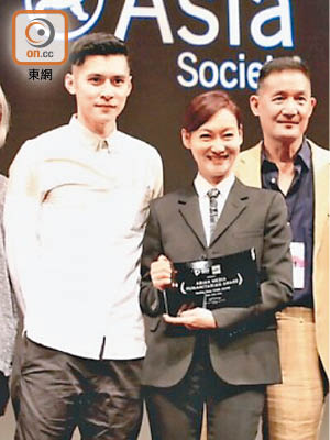 與陳家樂（左）宣傳的惠英紅，親上台領獎。