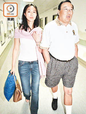 趙世光2002年中暑不適入院，女兒趙式明陪伴在側。