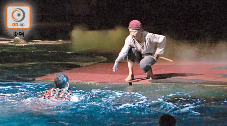 陳喬恩反串做漁夫，演活怕跌落水的神態。