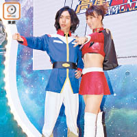 孫慧雪與網絡紅人「爆機達」以cosplay造型宣傳電玩遊戲。