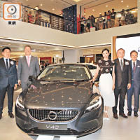 陳法拉與一眾高層出席新車發布會。