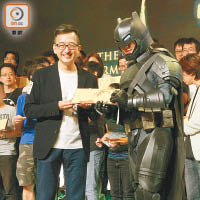馬榮成向「蝙蝠俠」派發英雄帖，期間忍唔住笑。