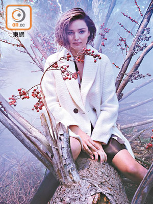 坐在樹上拍廣告的Miranda，唯美感十足。