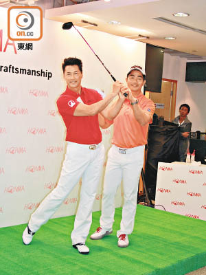 熱愛打golf的王敏德獲高爾夫球員梁文沖（右）即席指導，有姿勢有實際。