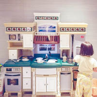 Celine在廚房內「煮食」照。