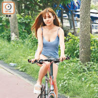 李海清最愛踩單車，操Fit之餘又可周圍去。