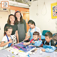 Natalya（左二）陪小朋友參與藝術治療，藉畫畫宣洩負面情緒。