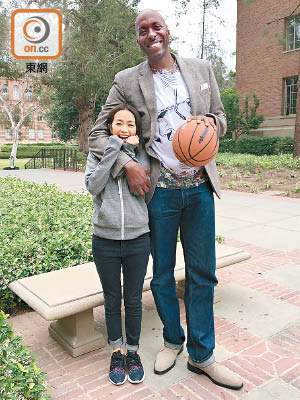 陳俞希與NBA黑人球星John Salley合照，高矮立見。