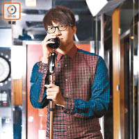 熱愛唱歌的吳業坤，愛以網上發布方式與歌迷交流。