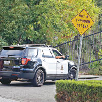 聲稱沒調查畢佬涉虐兒的洛杉磯警方到訪畢佬大宅。（東方IC圖片）