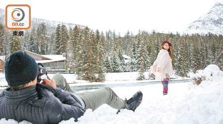 鄧健泓為石詠莉瞓雪地取景。