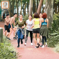 SG跑步期間，兩名半裸「肌男」陪跑兼喪(目及)，五女即狂奔撇甩他們！