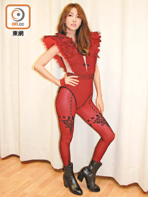 薛凱琪穿高衩魚網裝，笑言性感打扮撼張敬軒。