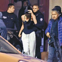 Kim出事後，Kendall前往慰問，並在警方保護下離開。（東方IC圖片）