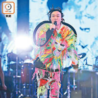 陳奕迅在鳥巢開唱，重新訂製歌衫。