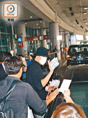 金宇彬在澳門機場現身時戴上Cap帽及口罩，親切和粉絲揮手。
