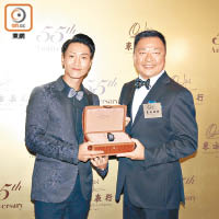 陳柏宇（左）獲東方表行集團董事總經理楊衍傑送贈FRANCK MULLER手錶。