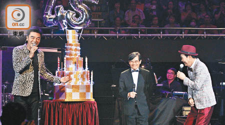 阿B和區瑞強推出巨型蛋糕，賀鄭國江生日兼演出成功。