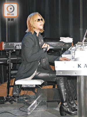 YOSHIKI大騷鋼琴功架，為下月舉行的演奏會熱身。