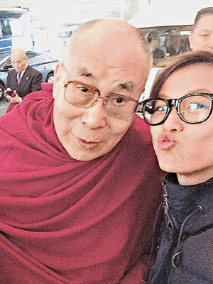 何韻詩到東京聽講座，並嘟嘴與達賴喇嘛合照。