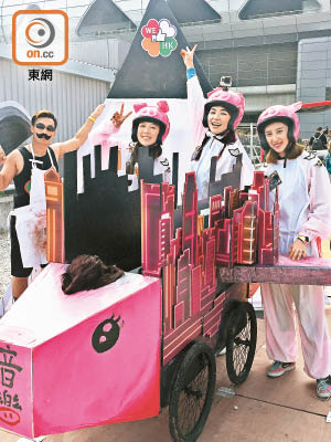 許靖韻（右起）、陳凱彤與鍾舒漫整裝待發，要做「飛天豬」。