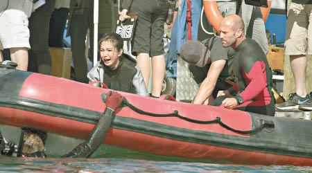 李冰冰與積遜坐橡皮艇拍攝，一副喊驚樣就知劇情緊張。（東方IC圖片）